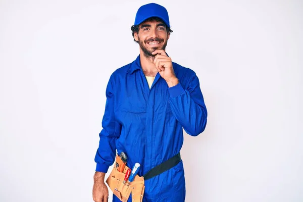 Bonito Jovem Com Cabelo Encaracolado Urso Weaing Handyman Uniforme Olhando — Fotografia de Stock