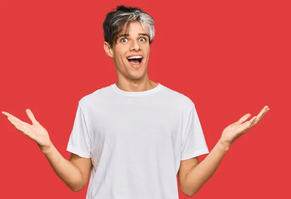 Jovem Hispânico Vestindo Camisa Branca Casual Celebrando Vitória Com Sorriso — Fotografia de Stock