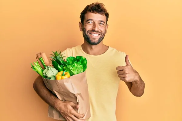 Bello Uomo Con Barba Tenendo Sacchetto Carta Con Pane Generi — Foto Stock