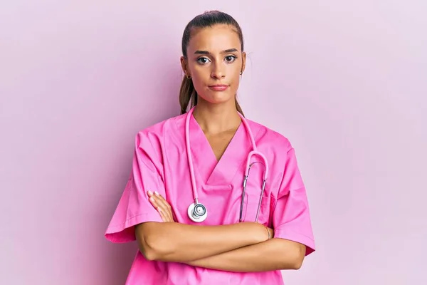 Doktor Üniforması Giyen Genç Spanyol Kadın Steteskop Kuşkucu Gergin Yüzünde — Stok fotoğraf