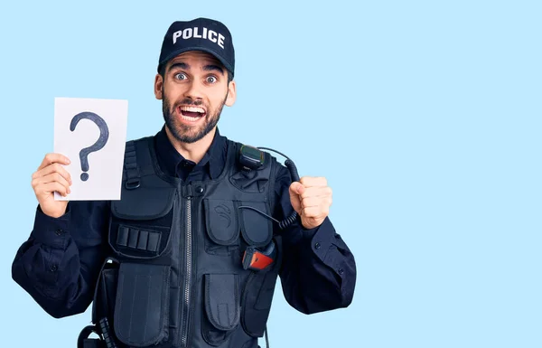 Νεαρός Όμορφος Άνδρας Γενειάδα Φορώντας Αστυνομική Στολή Κρατώντας Ερωτηματικό Ουρλιάζοντας — Φωτογραφία Αρχείου