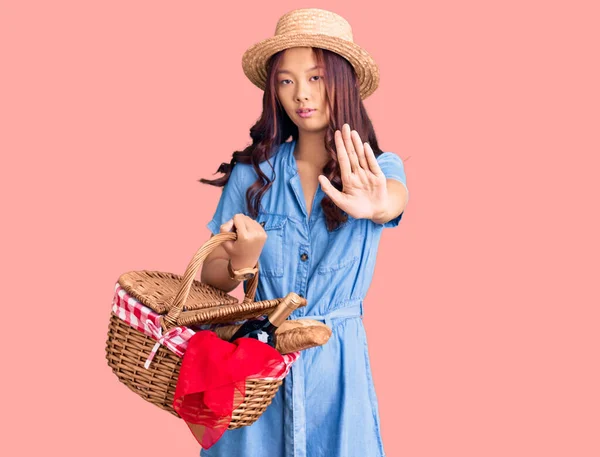 Junge Schöne Chinesische Mädchen Trägt Sommermütze Und Hält Picknick Weidenkorb — Stockfoto