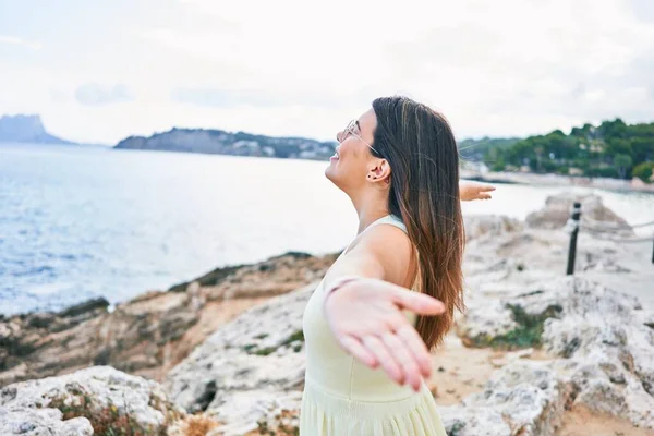 Jovem Mulher Bonita Visão Traseira Respirando Com Braços Abertos Praia — Fotografia de Stock