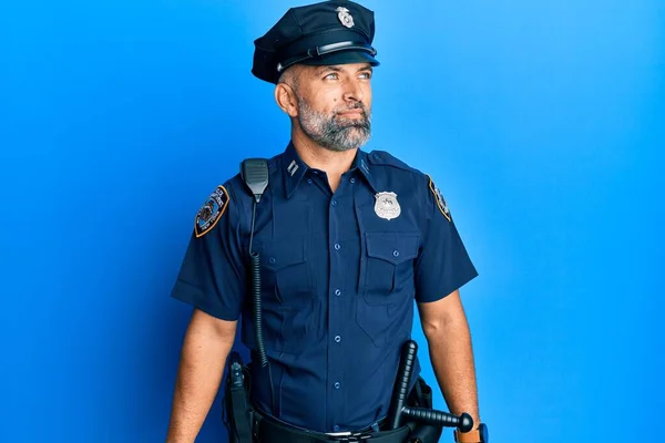 Středního Věku Pohledný Muž Policejní Uniformě Úsměvem Dívá Strany Zírá — Stock fotografie