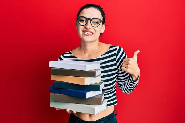 Joven Mujer Caucásica Usando Gafas Sosteniendo Libros Sonriendo Feliz Positivo —  Fotos de Stock