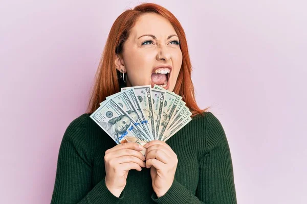 Mujer Pelirroja Hermosa Sosteniendo Dólares Cerca Cara Enojado Loco Gritando — Foto de Stock
