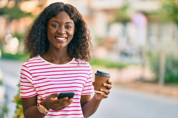 Mladý Africký Americký Dívka Pomocí Smartphone Pití Odnést Kávu Městě — Stock fotografie