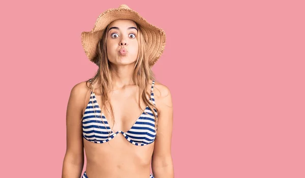 Ung Vacker Blond Kvinna Klädd Bikini Och Hatt Puffande Kinder — Stockfoto