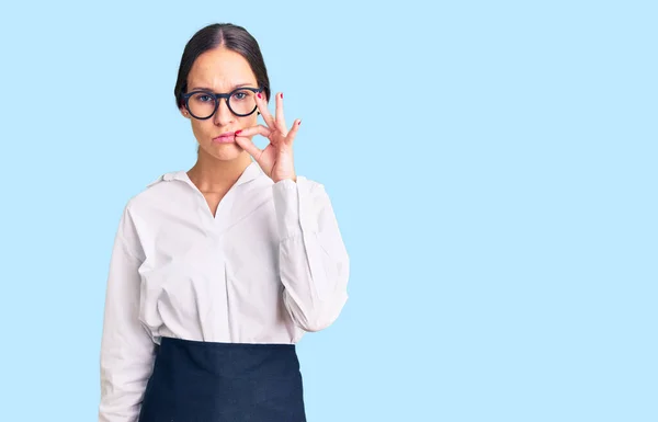 Schöne Brünette Junge Frau Trägt Professionelle Kellnerin Schürze Mund Und — Stockfoto