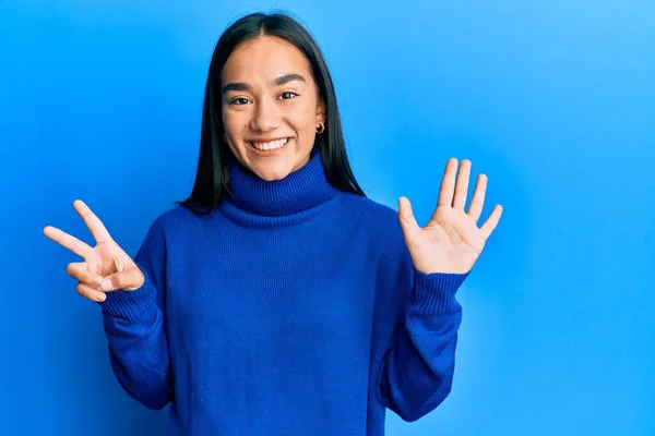 Joven Mujer Asiática Vistiendo Suéter Casual Invierno Mostrando Señalando Hacia —  Fotos de Stock