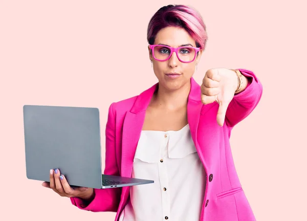 Młoda Piękna Kobieta Różowymi Włosami Nosząca Okulary Trzymająca Laptopa Gniewną — Zdjęcie stockowe