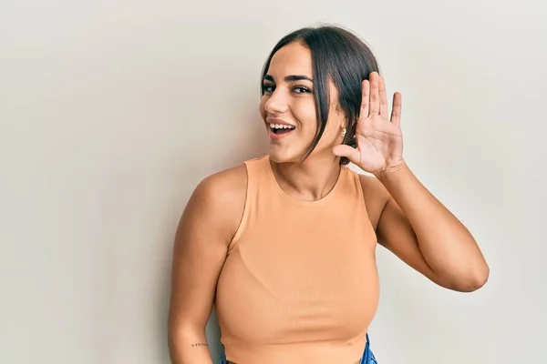 Jovem Morena Vestindo Roupas Casuais Sorrindo Com Mão Sobre Ouvido — Fotografia de Stock