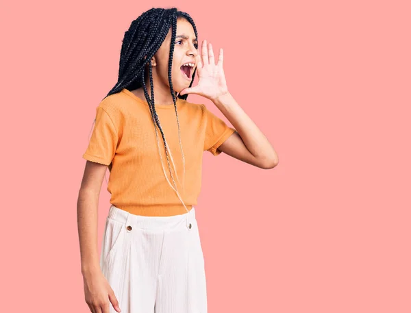 Schattig Afrikaans Amerikaans Meisje Draagt Casual Kleding Schreeuwend Schreeuwend Luid — Stockfoto
