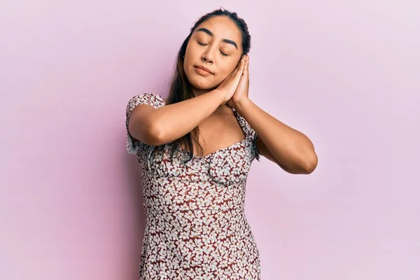 Mujer Latina Joven Usando Ropa Casual Durmiendo Cansada Soñando Posando — Foto de Stock