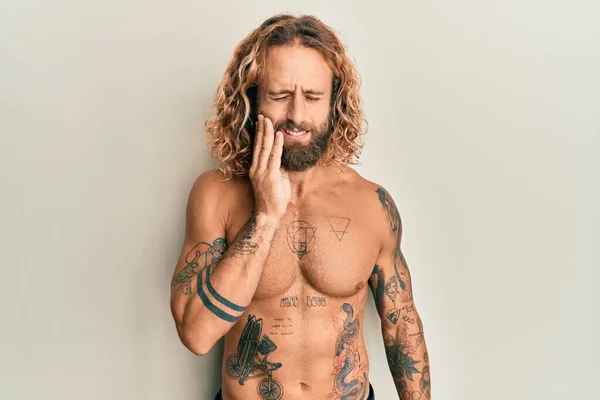 Przystojny Mężczyzna Brodą Długimi Włosami Stojący Bez Koszuli Tatuażami Dotykającymi — Zdjęcie stockowe