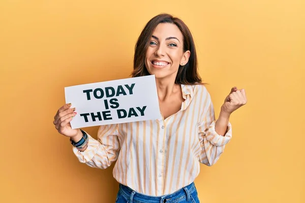 Joven Morena Sosteniendo Hoy Día Gritando Orgulloso Celebrando Victoria Éxito — Foto de Stock