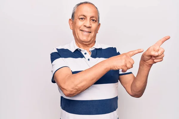 Homme Âgé Aux Cheveux Gris Portant Polo Rayé Décontracté Souriant — Photo