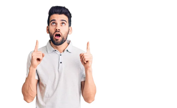 Jovem Homem Bonito Com Barba Vestindo Pólo Casual Espantado Surpreso — Fotografia de Stock