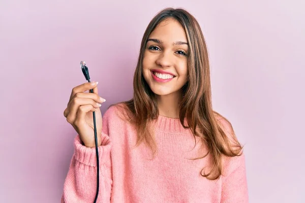 Młoda Brunetka Kobieta Trzyma Ethernet Rj45 Kabel Patrząc Pozytywnie Szczęśliwy — Zdjęcie stockowe