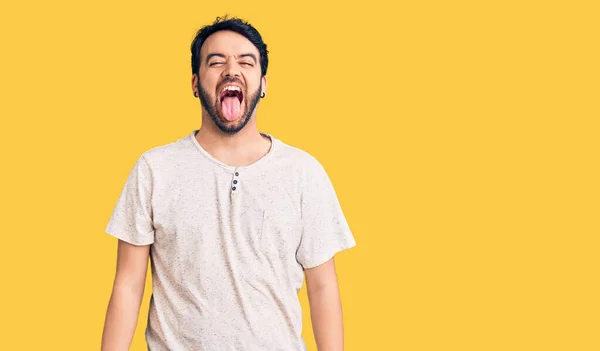 Günlük Kıyafetler Giyen Genç Spanyol Adam Komik Bir Ifadeyle Dilini — Stok fotoğraf