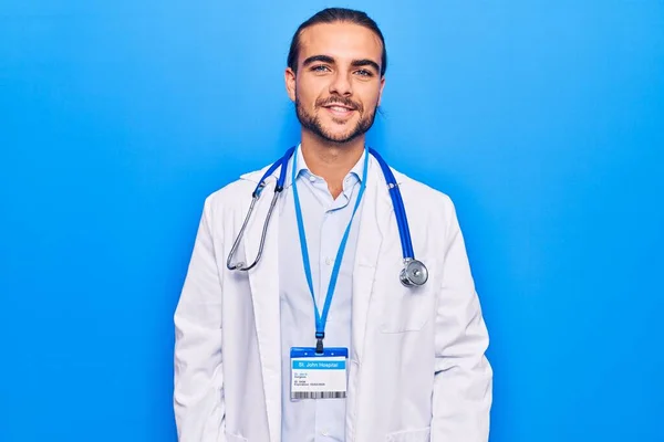 Joven Hombre Guapo Con Abrigo Médico Estetoscopio Con Una Sonrisa — Foto de Stock