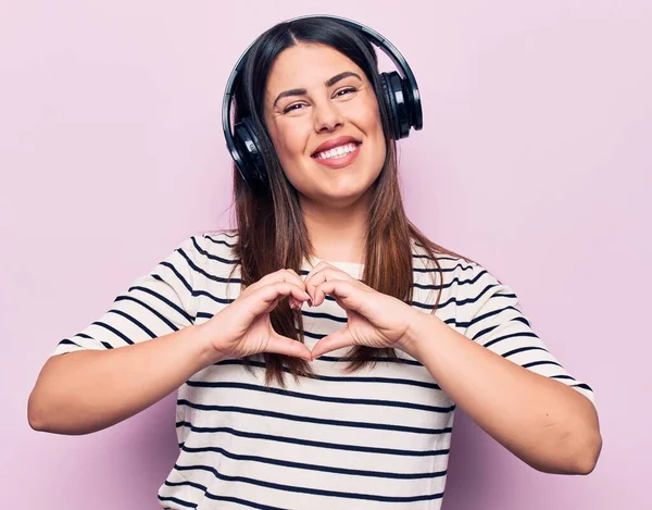 Joven Hermosa Mujer Morena Escuchando Música Usando Auriculares Sobre Fondo —  Fotos de Stock