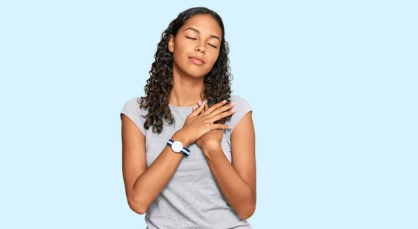 Chica Afroamericana Joven Con Ropa Casual Sonriendo Con Las Manos — Foto de Stock