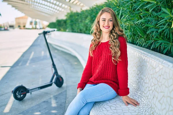 Mladý Blondýnka Dívka Usměvavý Šťastný Sedí Lavičce Parku — Stock fotografie
