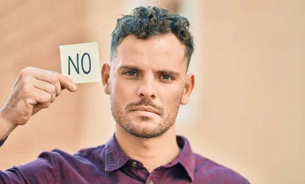 Joven Hispano Con Expresión Seria Sin Papel Recordatorio Ciudad — Foto de Stock