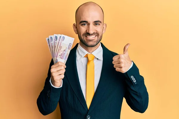 Νεαρός Ισπανόφωνος Επιχειρηματίας Κρατώντας Ρωσικά Χαρτονομίσματα Των 500 Ρουβλίων Χαμογελώντας — Φωτογραφία Αρχείου