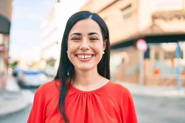 Jovem Menina Latina Sorrindo Feliz Andando Cidade — Fotografia de Stock