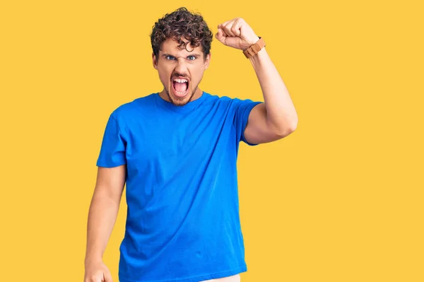 Jeune Homme Beau Aux Cheveux Bouclés Portant Des Vêtements Décontractés — Photo