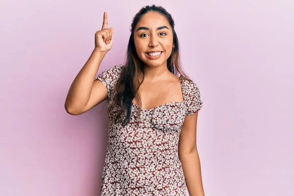 Молодая Латинская Женщина Повседневной Одежде Указывает Пальцем Вверх Успешной Идеей — стоковое фото