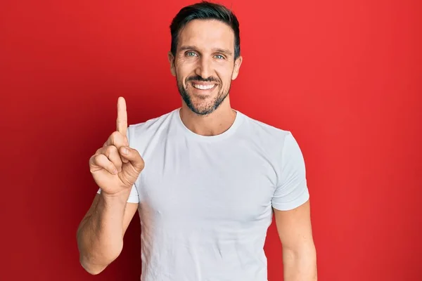 Homem Bonito Jovem Vestindo Camisa Branca Casual Sorrindo Com Uma — Fotografia de Stock