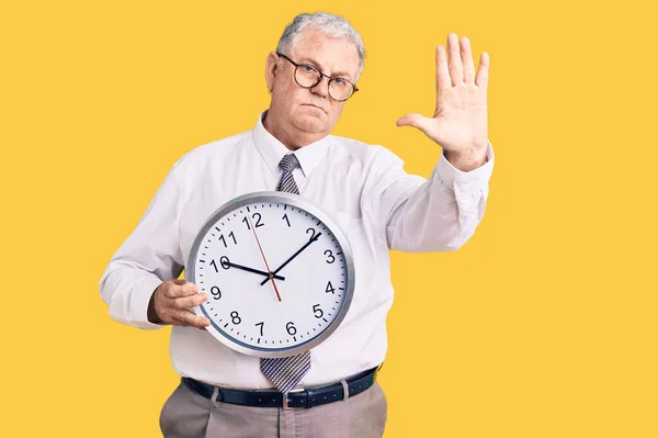 Starszy Siwowłosy Mężczyzna Ubraniu Biznesowym Trzymając Zegar Otwartą Ręką Robi — Zdjęcie stockowe