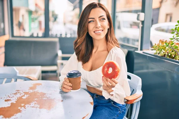 Joven Mujer Hispana Sonriendo Feliz Desayunando Terraza Cafetería — Foto de Stock