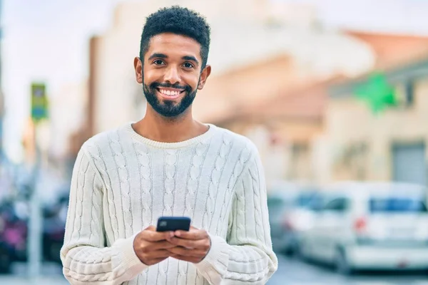 Jovem Afro Americano Sorrindo Feliz Usando Smartphone Cidade — Fotografia de Stock