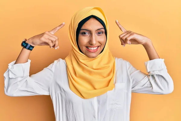 Junge Brünette Araberin Mit Traditionellem Islamischen Hijab Schal Lächelnd Mit — Stockfoto