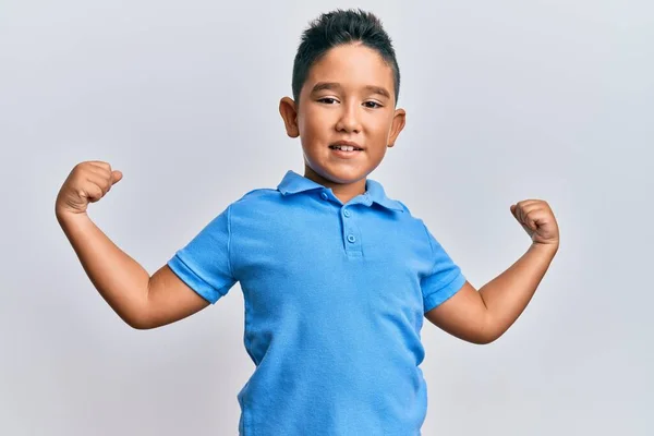 Маленький Мальчик Латиноамериканец Повседневной Одежде Кричит Гордо Празднуя Победу Успех — стоковое фото