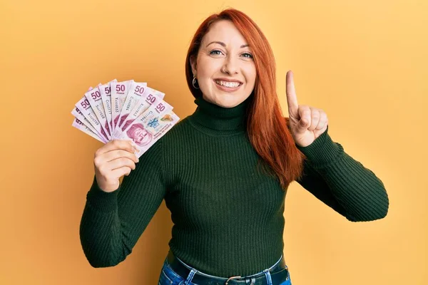 Mulher Ruiva Bonita Segurando Pesos Mexicanos Notas Sorrindo Com Uma — Fotografia de Stock