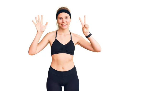 Jovem Bela Mulher Loira Vestindo Roupas Esportivas Mostrando Apontando Para — Fotografia de Stock