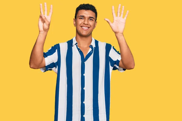 年轻的阿拉伯男子身穿休闲装 用手指指着八号 面带微笑 自信而快乐 — 图库照片