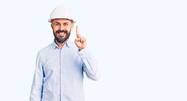 Jovem Homem Bonito Vestindo Arquiteto Hardhat Mostrando Apontando Para Cima — Fotografia de Stock