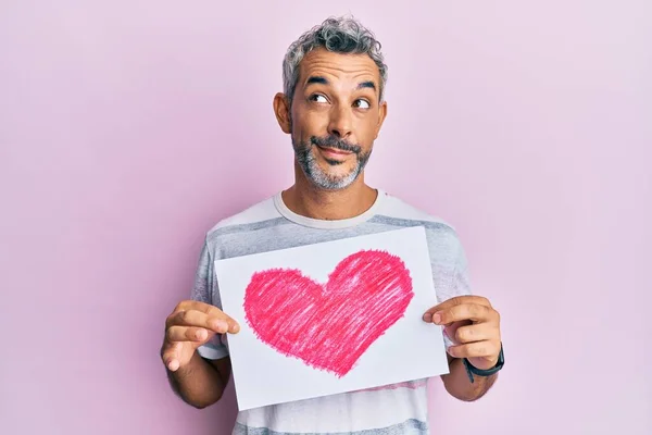 Hombre Pelo Gris Mediana Edad Sosteniendo Corazón Dibujar Sonriendo Mirando — Foto de Stock