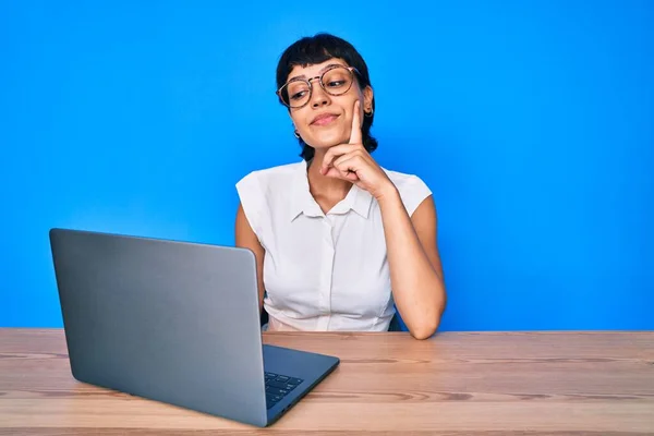 Hermosa Mujer Morena Trabajando Con Computadora Portátil Cara Seria Pensando — Foto de Stock