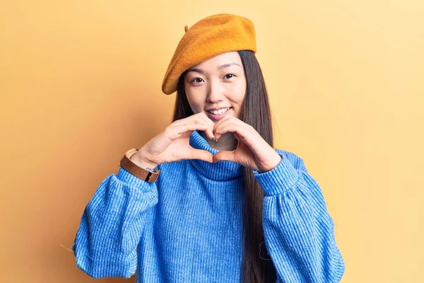 Jonge Mooie Chinese Vrouw Draagt Coltrui Franse Baret Glimlachend Liefde — Stockfoto