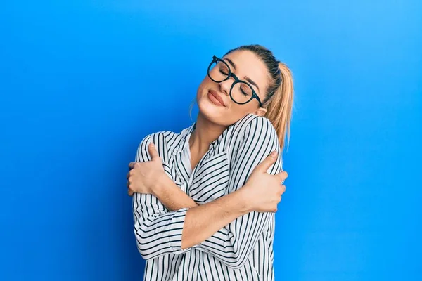 Jonge Blanke Vrouw Draagt Een Zakelijk Hemd Een Bril Omhelst — Stockfoto