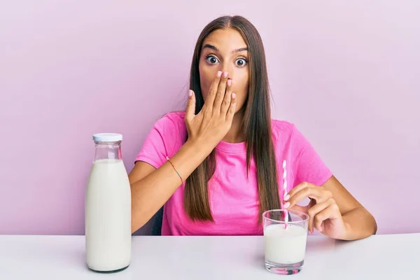 Giovane Donna Ispanica Che Beve Bicchiere Latte Fresco Seduto Sul — Foto Stock