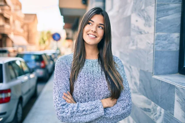 Mladá Krásná Hispánská Dívka Šťastně Usmívá Zkříženýma Rukama Stojí Městě — Stock fotografie