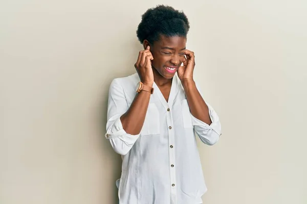 Chica Afroamericana Joven Que Usa Ropa Casual Que Cubre Las — Foto de Stock